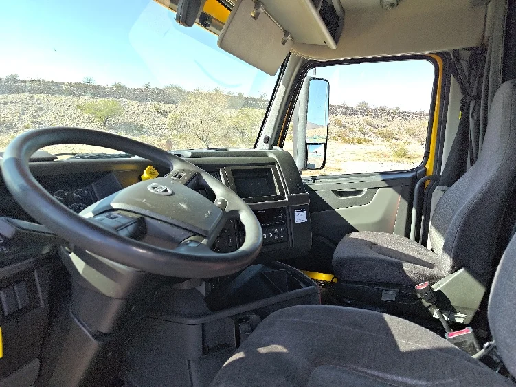 2022 Volvo VNL 760 - image 10