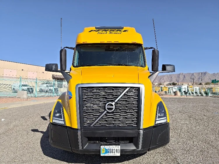 2022 Volvo VNL 760 - image 2