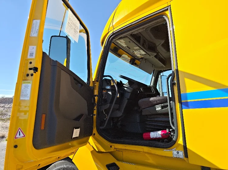 2022 Volvo VNL 760 - image 9