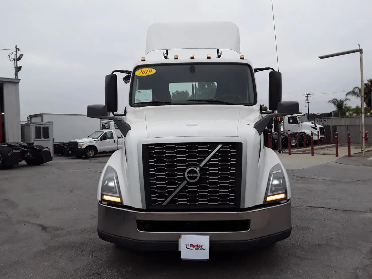 2019 Volvo VNL 860 in Montebello, CA — photo 2