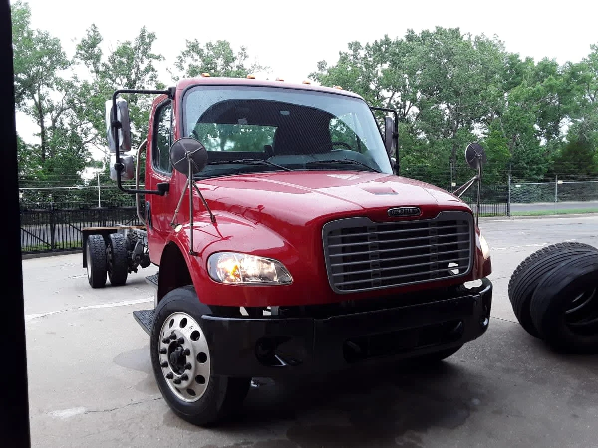 2019 Freightliner M2 106 in Kansas City, MO — photo 3