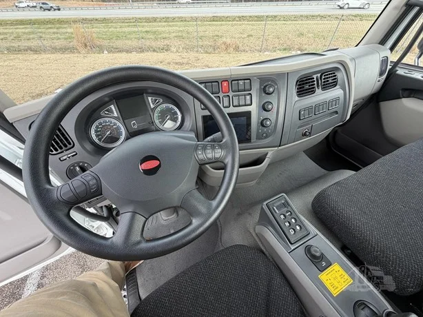 2025 Peterbilt 220EV in GA — photo 6