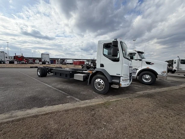 2025 Peterbilt 220EV in GA — photo 2