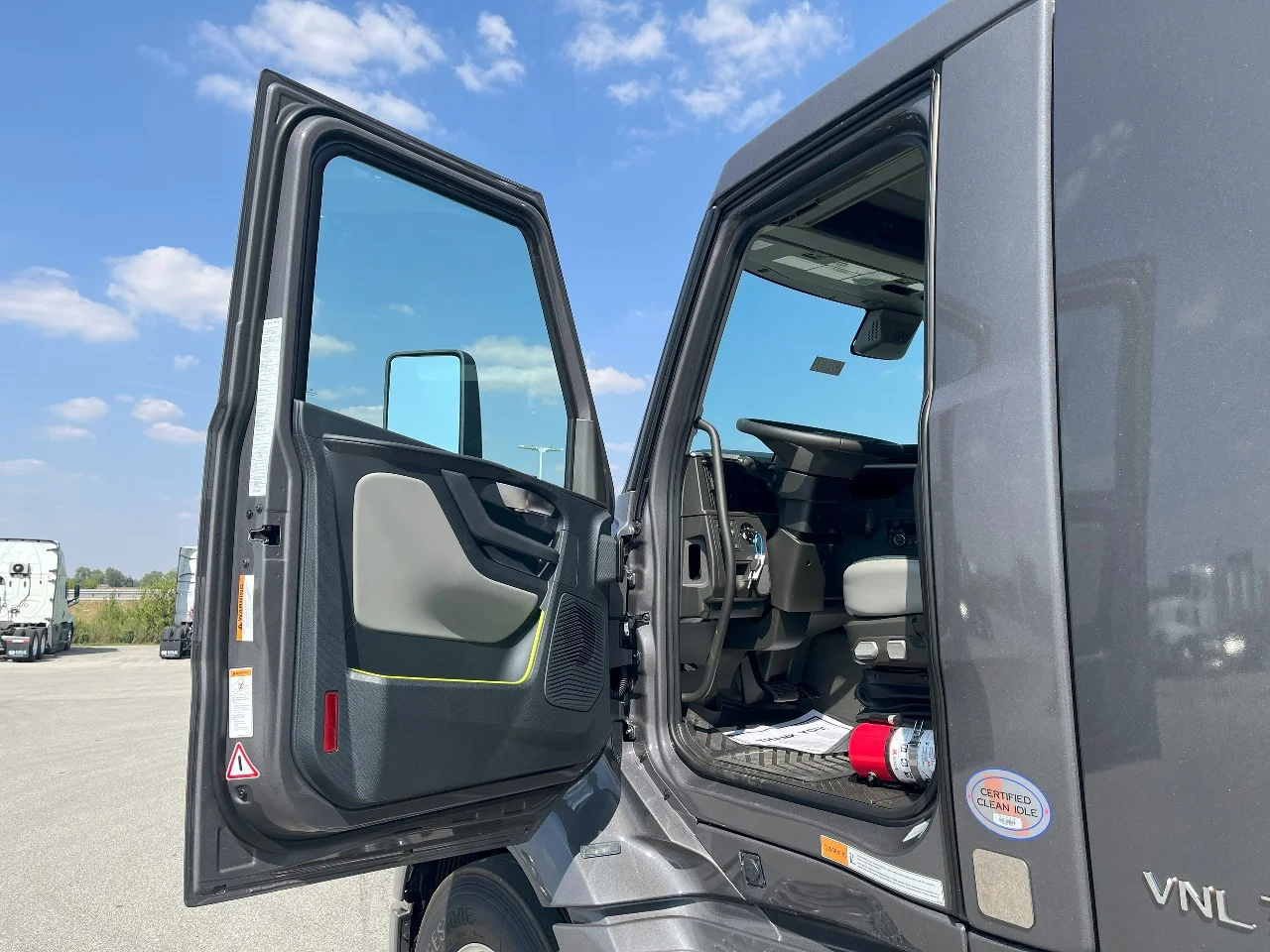 2026 Volvo VNL 300 in Pendleton, IN — photo 9