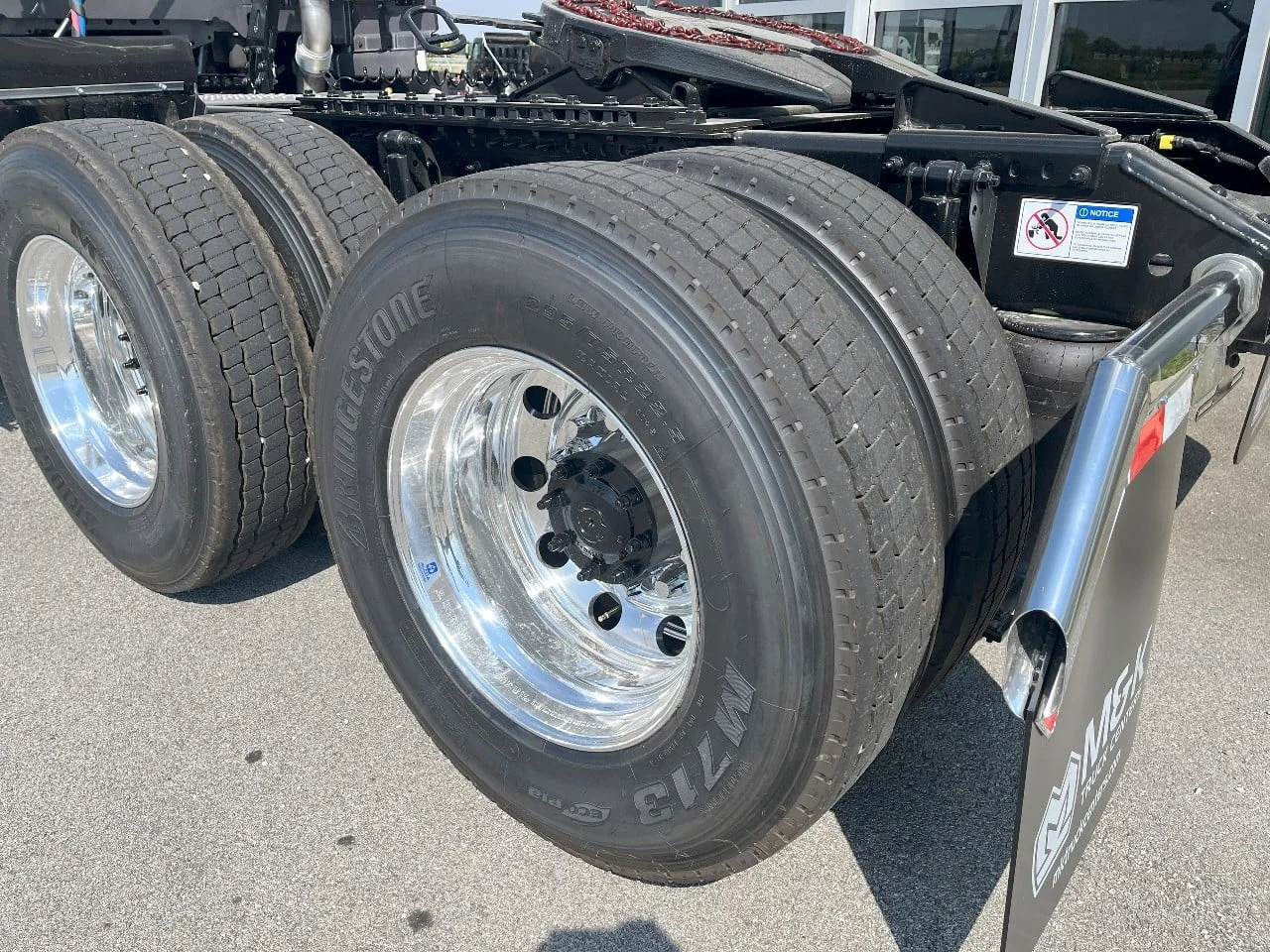 2026 Volvo VNL 300 in Pendleton, IN — photo 7