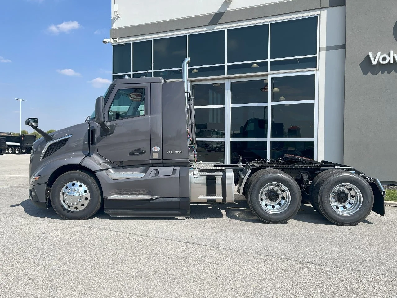 2026 Volvo VNL 300 in Pendleton, IN — photo 8