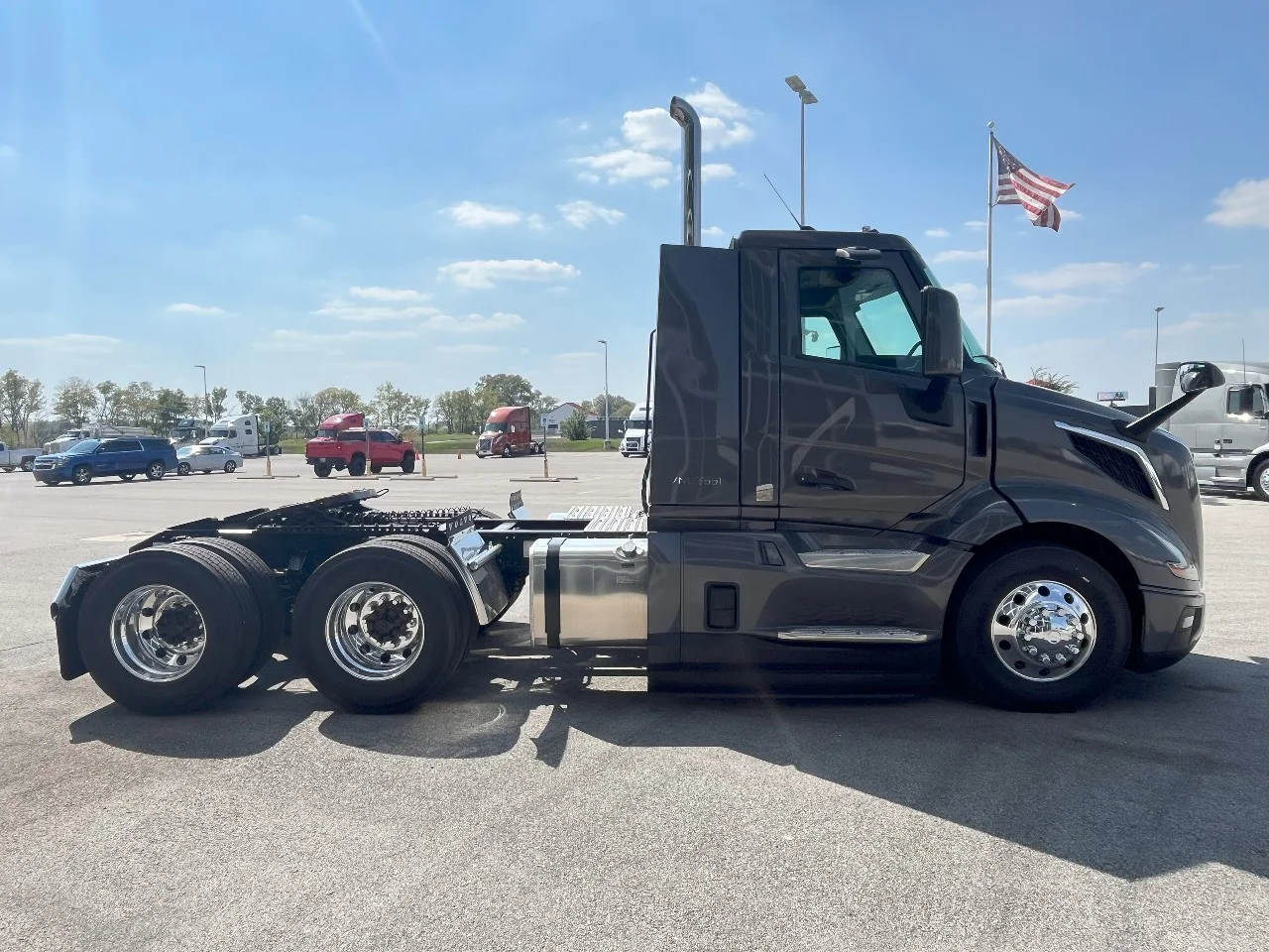 2026 Volvo VNL 300 in Pendleton, IN — photo 4