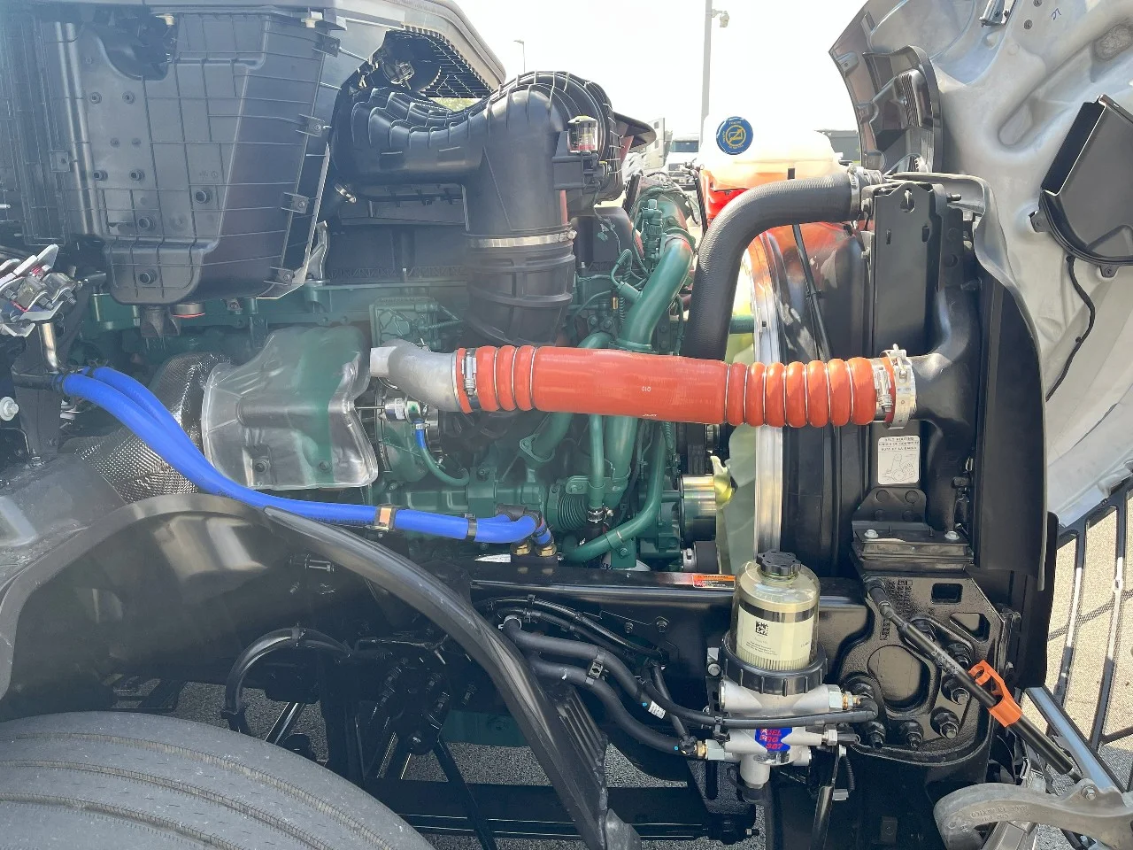 2026 Volvo VNL 300 in Pendleton, IN — photo 16