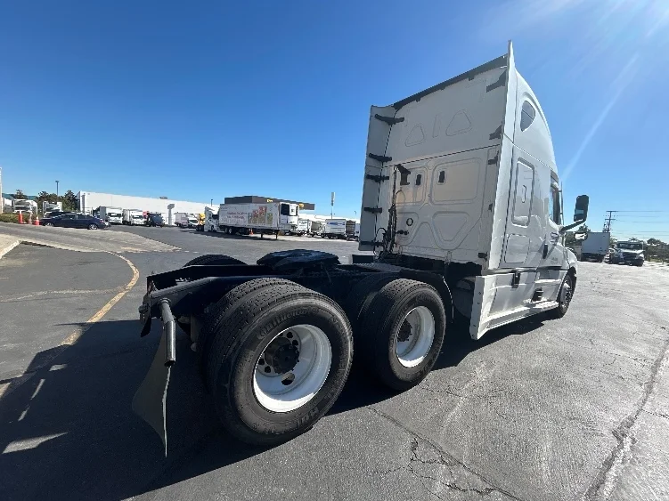 2022 Freightliner Cascadia - image 7