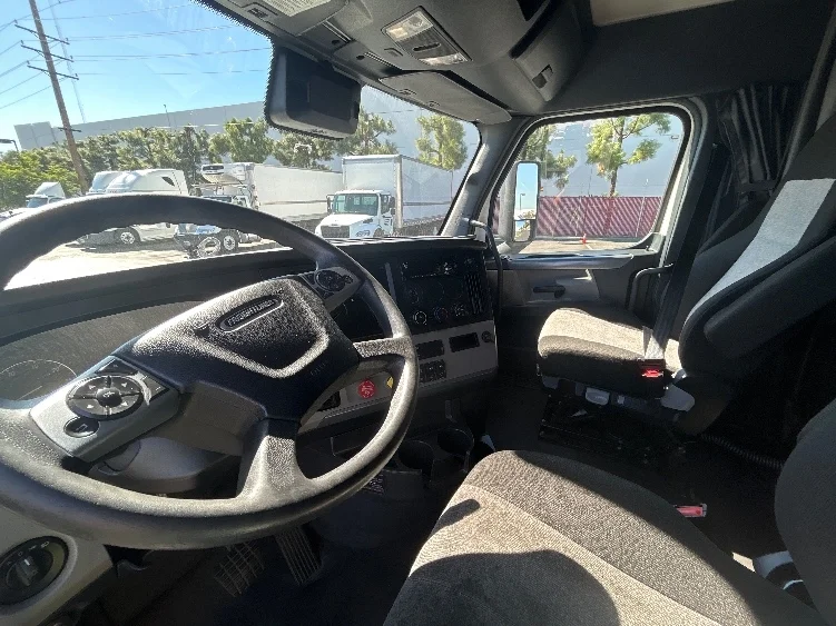 2022 Freightliner Cascadia - image 10