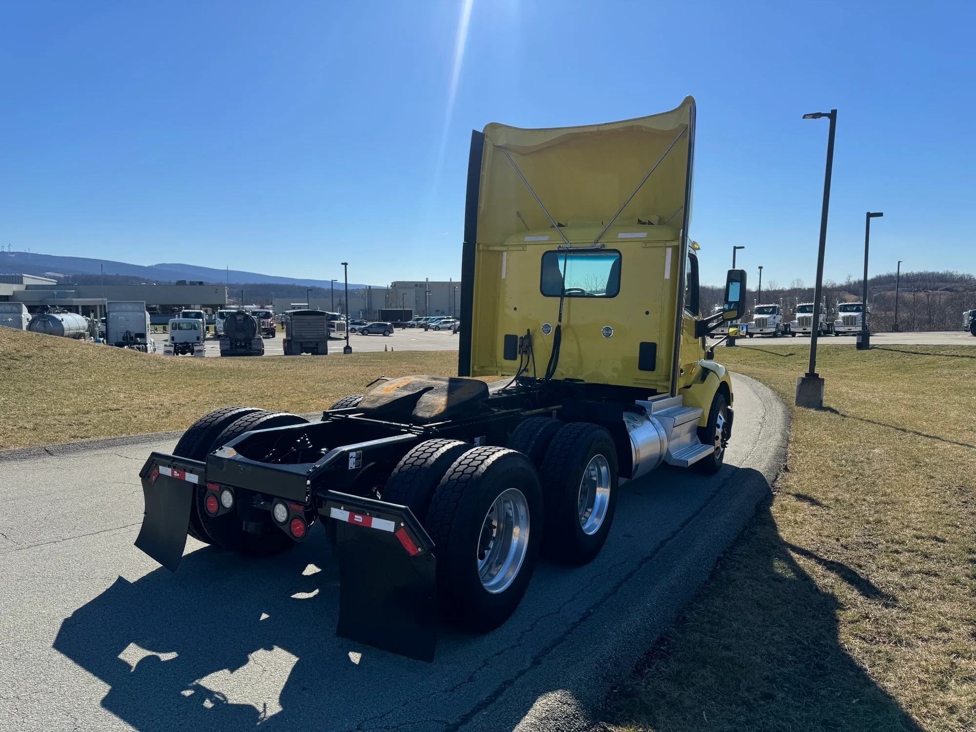 2021 Peterbilt 579 - image 3
