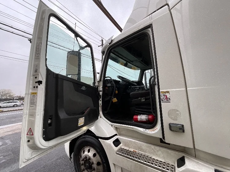 2020 Volvo VNR 640 - image 9