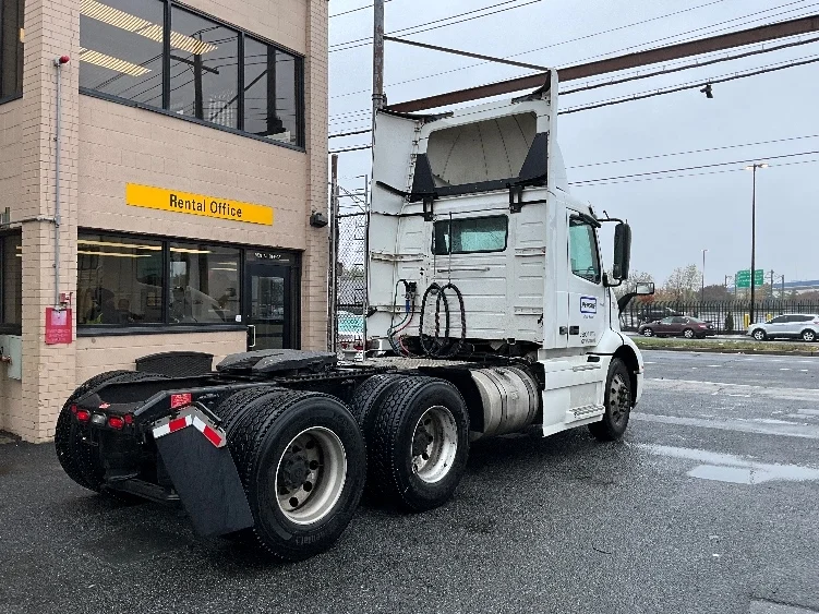 2020 Volvo VNR 640 - image 7