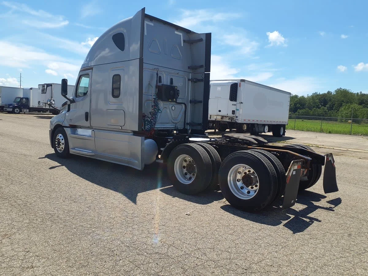 2020 Freightliner Cascadia in Wayland, MI — photo 6