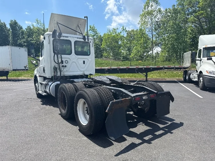 2019 Freightliner Cascadia in Jessup, MD — photo 5