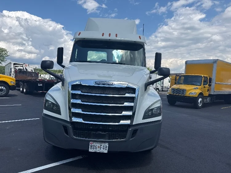 2019 Freightliner Cascadia in Jessup, MD — photo 2