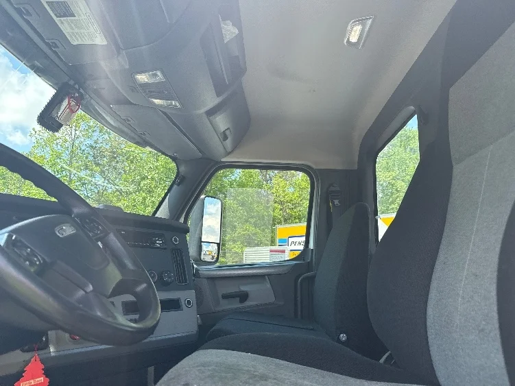 2019 Freightliner Cascadia in Jessup, MD — photo 10