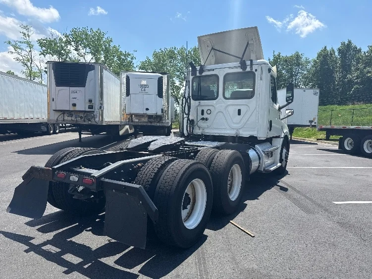 2019 Freightliner Cascadia in Jessup, MD — photo 7
