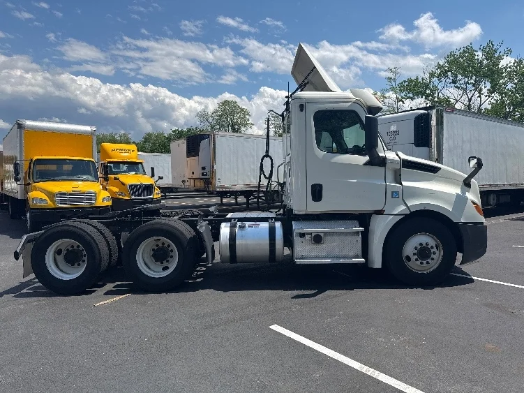 2019 Freightliner Cascadia in Jessup, MD — photo 8