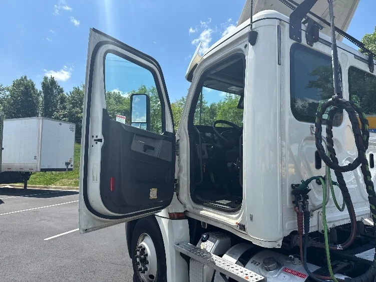 2019 Freightliner Cascadia in Jessup, MD — photo 9