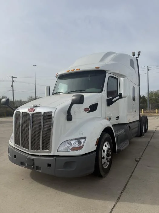 2021 Peterbilt 579 in Laredo, TX — photo 2