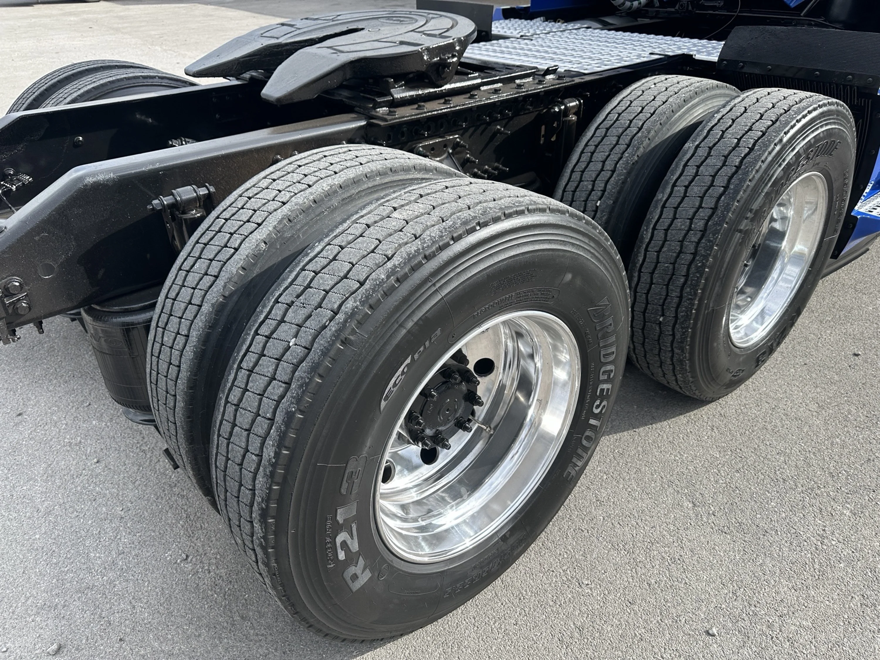 2022 Volvo VNL 860 in LA VERGNE, KY — photo 3