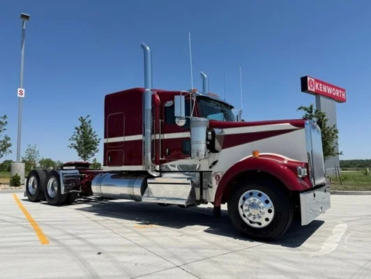 2027 Kenworth W900