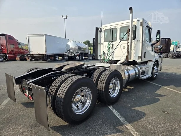 2023 Freightliner Cascadia in MN — photo 5