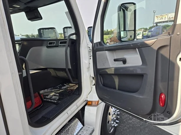 2023 Freightliner Cascadia in MN — photo 24