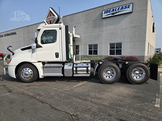 2023 Freightliner Cascadia in MN — photo 7