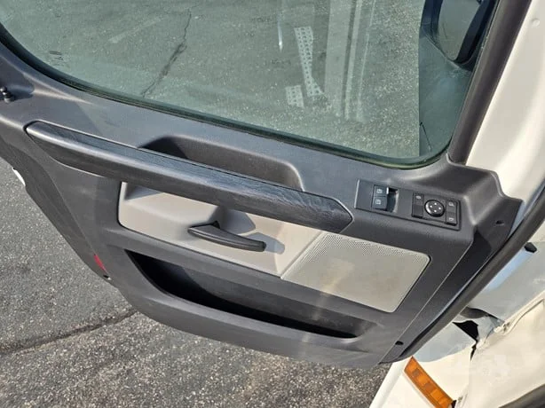 2023 Freightliner Cascadia in MN — photo 16