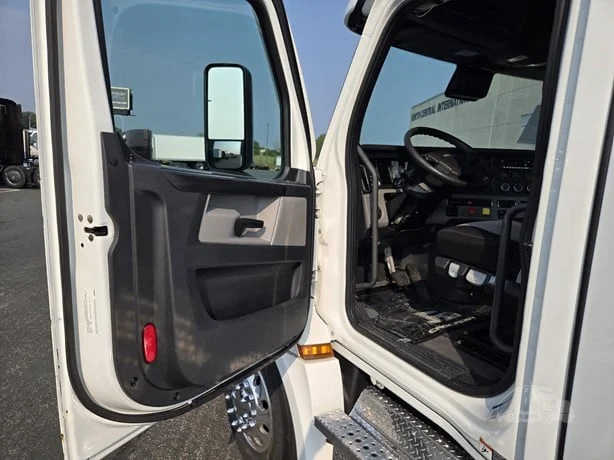 2023 Freightliner Cascadia in MN — photo 15