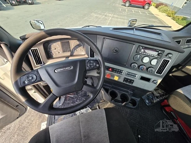 2023 Freightliner Cascadia in MN — photo 19