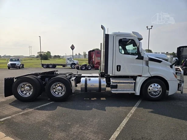 2023 Freightliner Cascadia in MN — photo 4