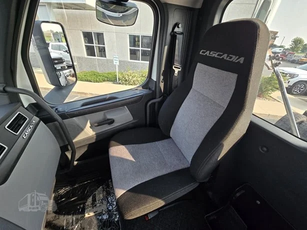 2023 Freightliner Cascadia in MN — photo 18