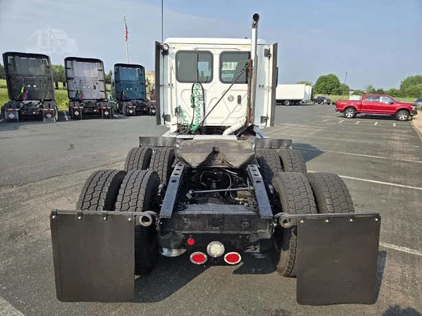 2023 Freightliner Cascadia in MN — photo 6