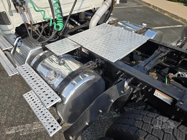 2023 Freightliner Cascadia in MN — photo 10