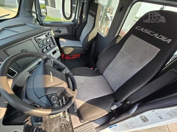 2023 Freightliner Cascadia in MN — photo 17
