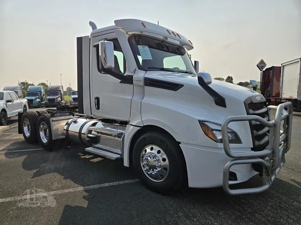 2023 Freightliner Cascadia in MN — photo 3