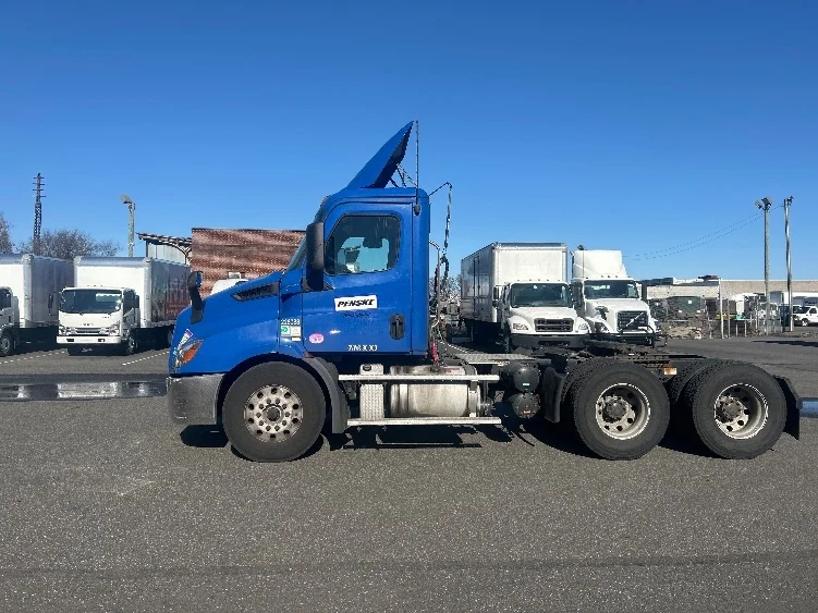 2019 Freightliner Cascadia in North Bergen, NJ — photo 4
