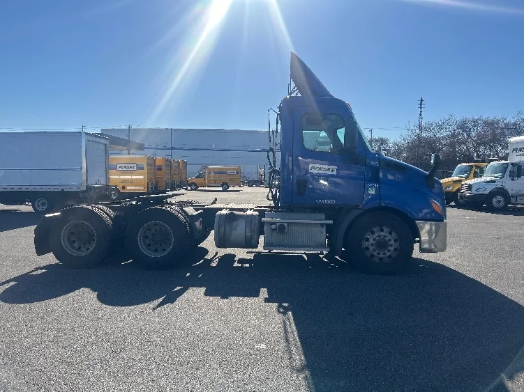 2019 Freightliner Cascadia in North Bergen, NJ — photo 8