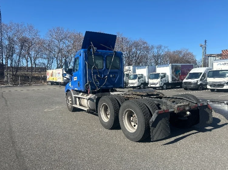 2019 Freightliner Cascadia in North Bergen, NJ — photo 5