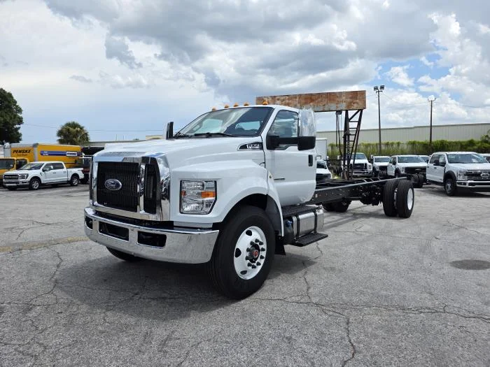 2027 Ford F-750 — photo 2