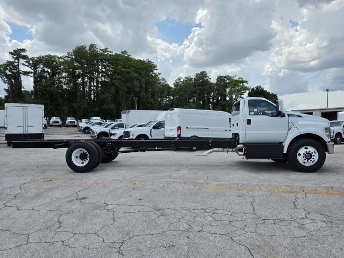 2027 Ford F-750 — photo 4