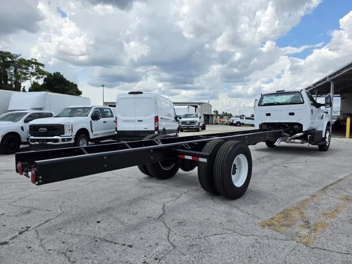 2027 Ford F-750 — photo 15