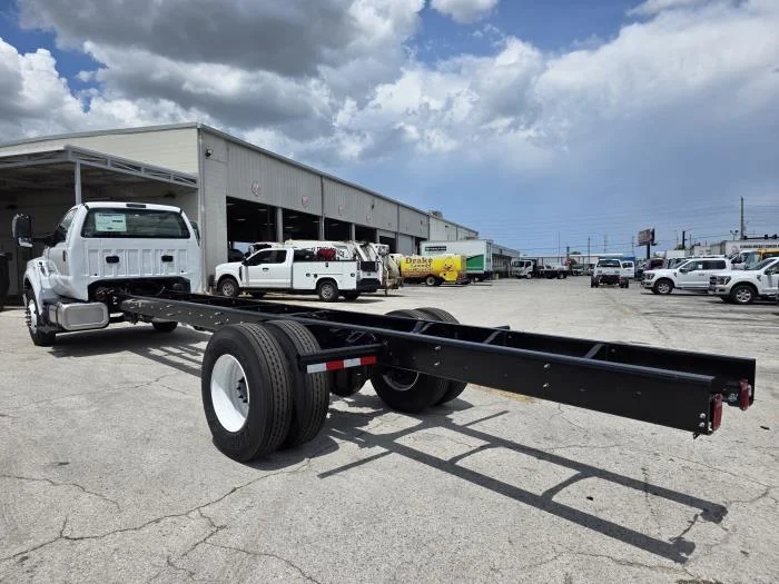 2027 Ford F-750 — photo 16