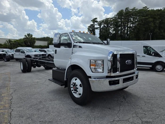 2027 Ford F-750 — photo 3