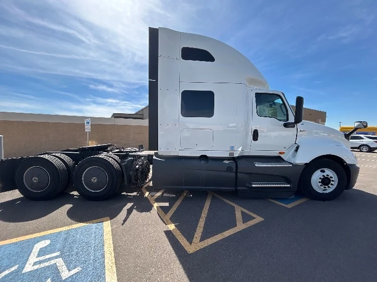 2023 International LT - image 8