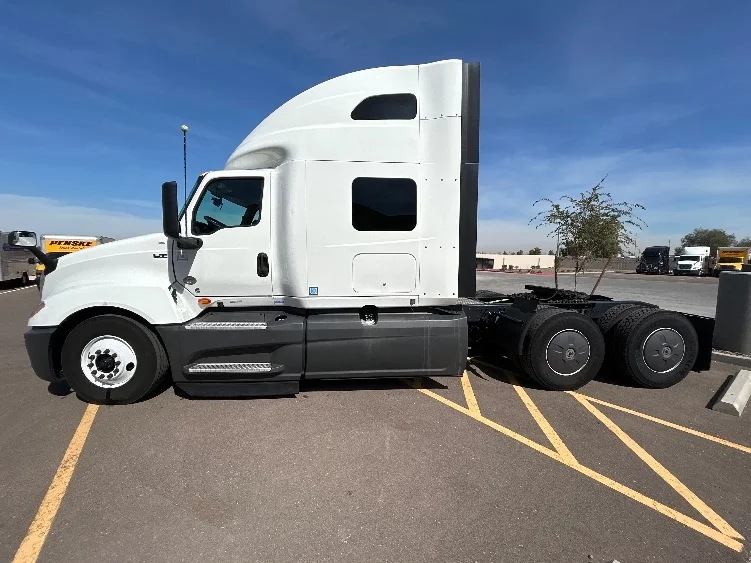 2023 International LT - image 4