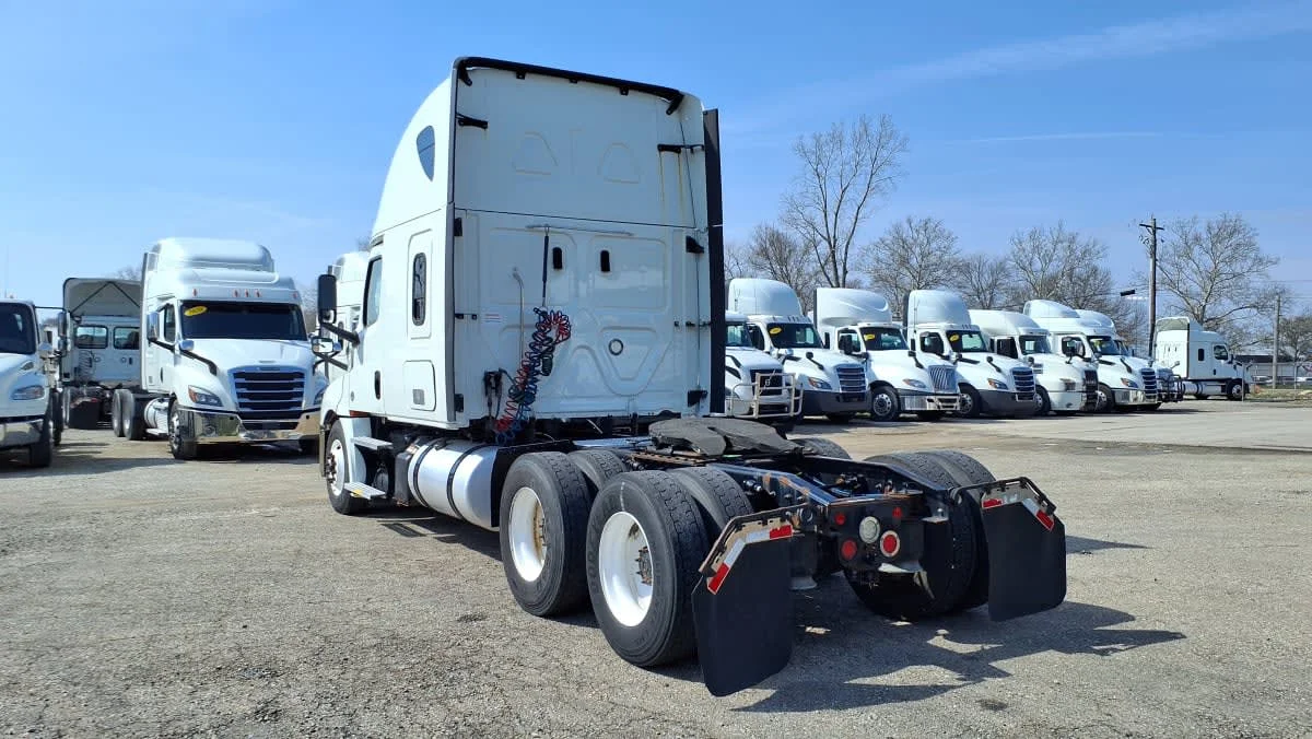 2020 Freightliner Cascadia in West Chester, OH — photo 6